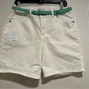 NWT Riders Womens Sz: 12M Mid Rise White Chino Shorts w/ Mint Green Belt.